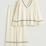 Nora | Loungewear Set with Deep V-Neck & Contrast Details – Relaxed Fit