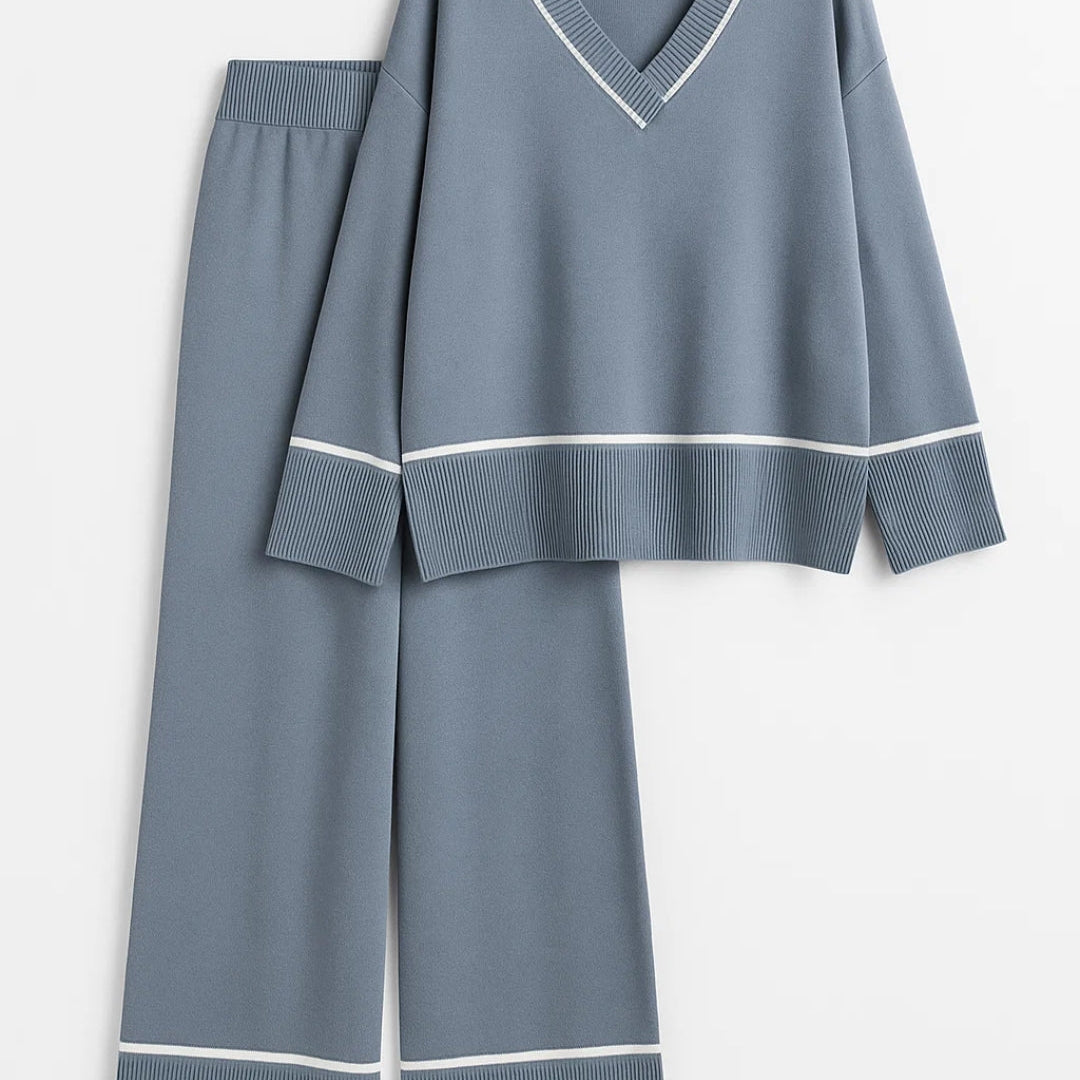 Nora | Loungewear Set with Deep V-Neck & Contrast Details – Relaxed Fit